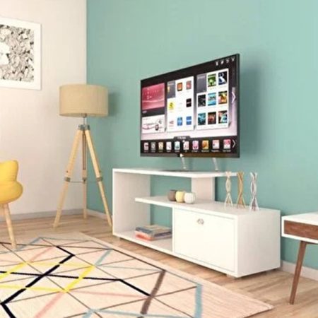 tv komoda bela sa vratima