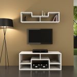 tv komoda orhideja belo sa zidnom policom 2b